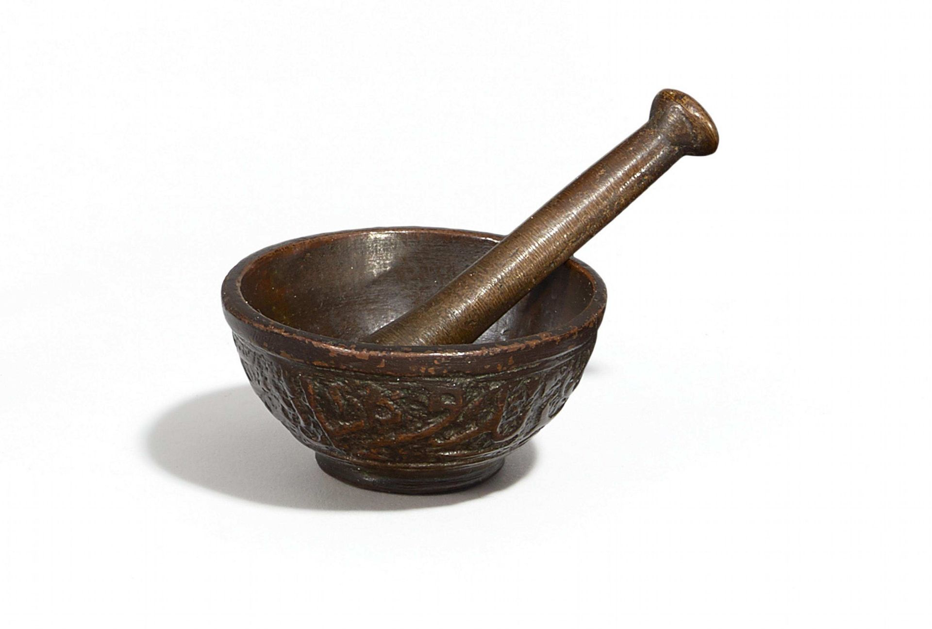 MORTAR AND PESTLE. China. Ming dynasty (1368-1644). Bronze with shiny, dark brown patina. The