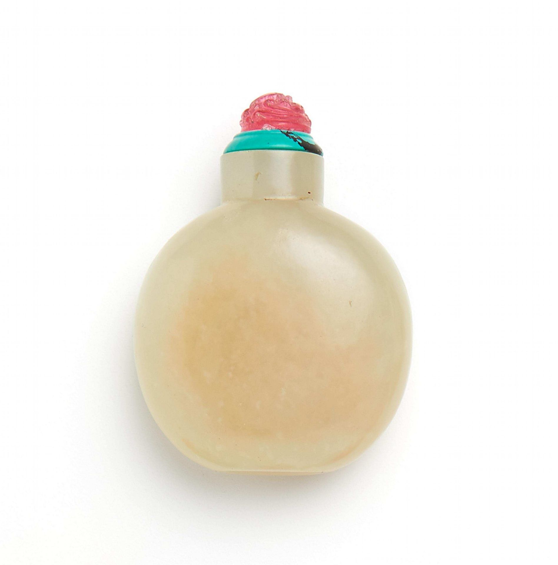 SNUFFBOTTLE. MUTTONFAT JADE. China. Qing dynasty. 18th c. Greyish white jade pebble. Both sides with