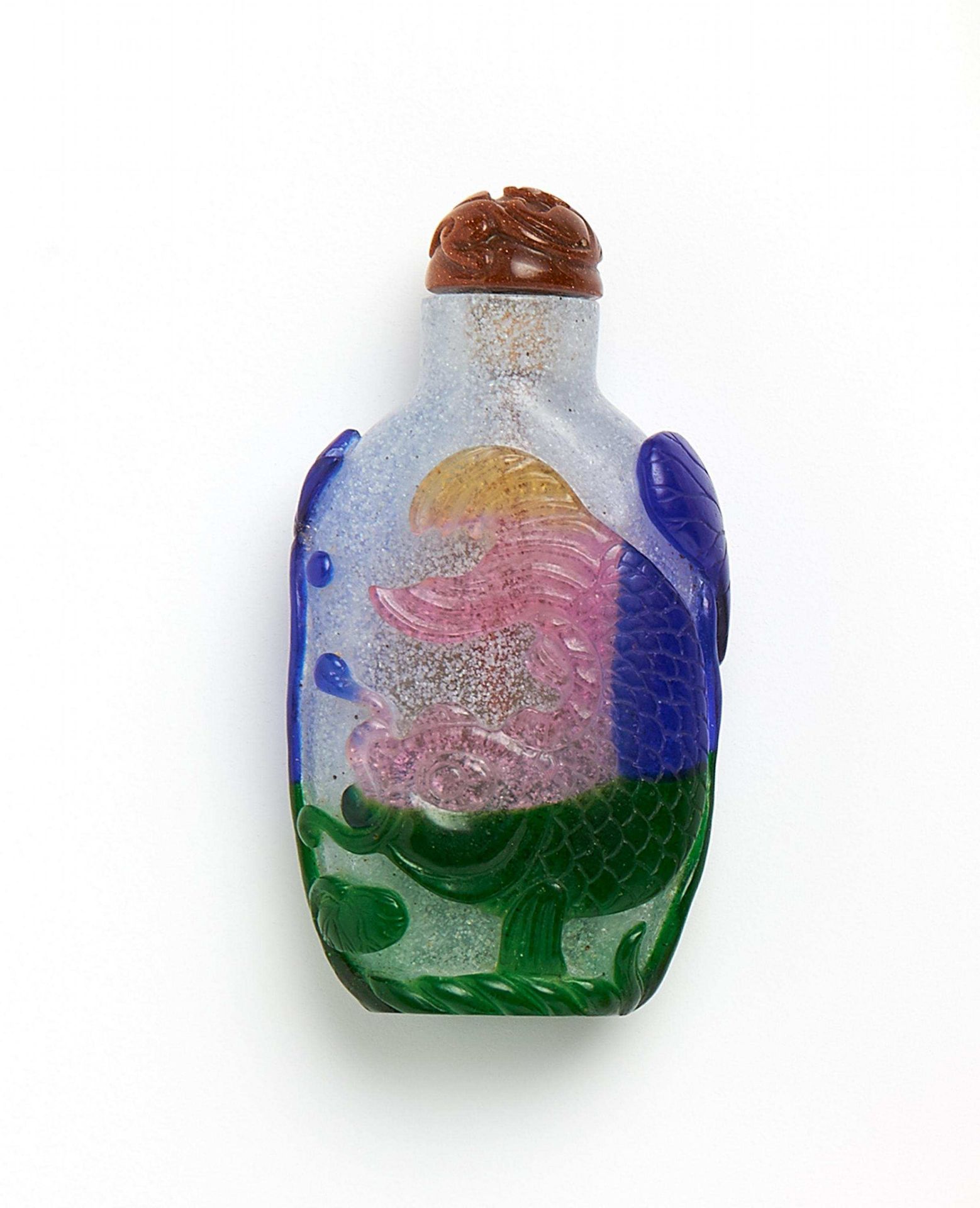 SNUFFBOTTLE WITH JUMPING CARPS. China. Qing dynasty. Ca. 1820-1900. Rectangular with softed edges.