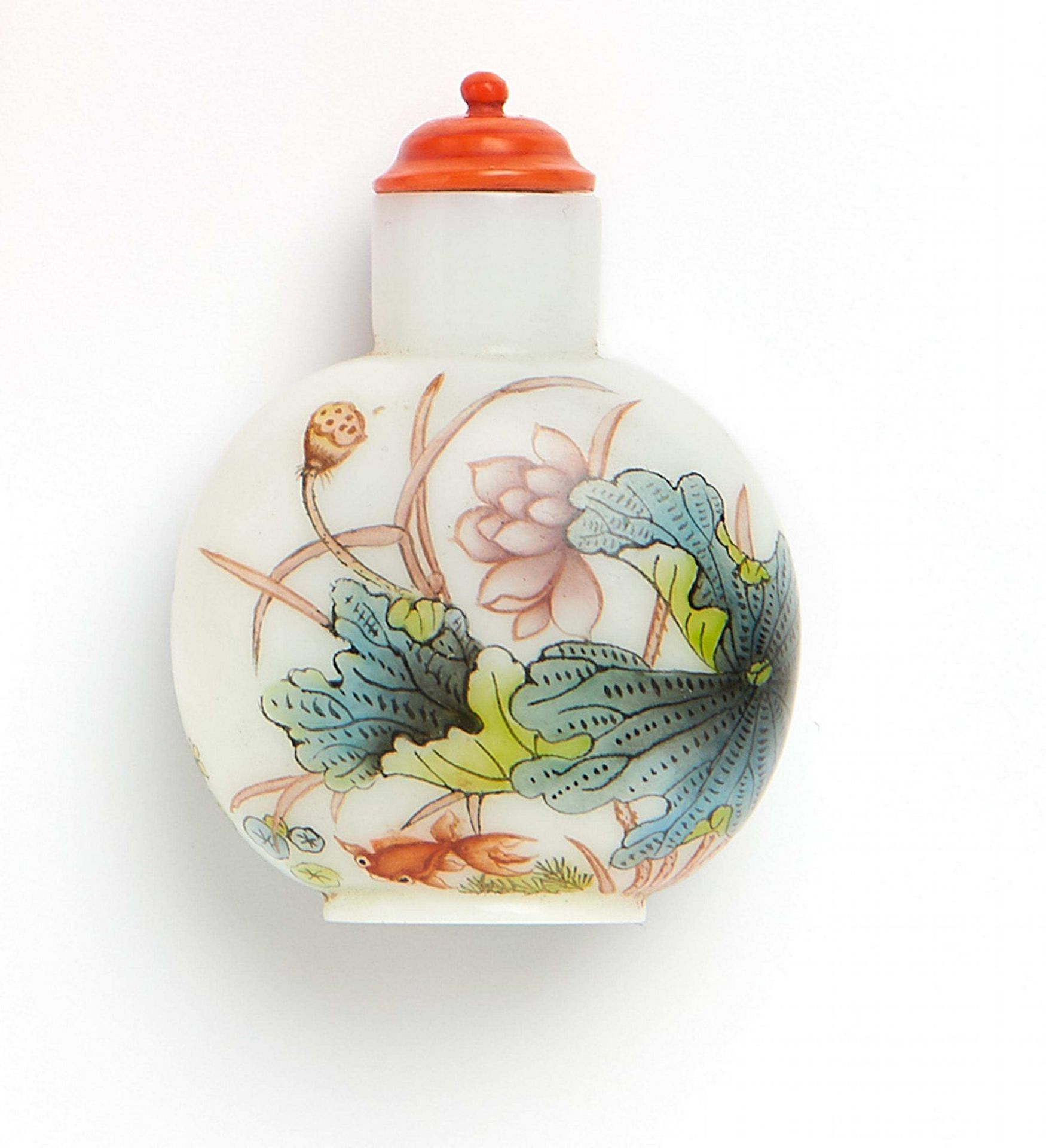 SNUFFBOTTLE WITH LOTUS AND GOLDFISH. China. Qing dynasty. Ca. 1850-1900. Glass with opaque white