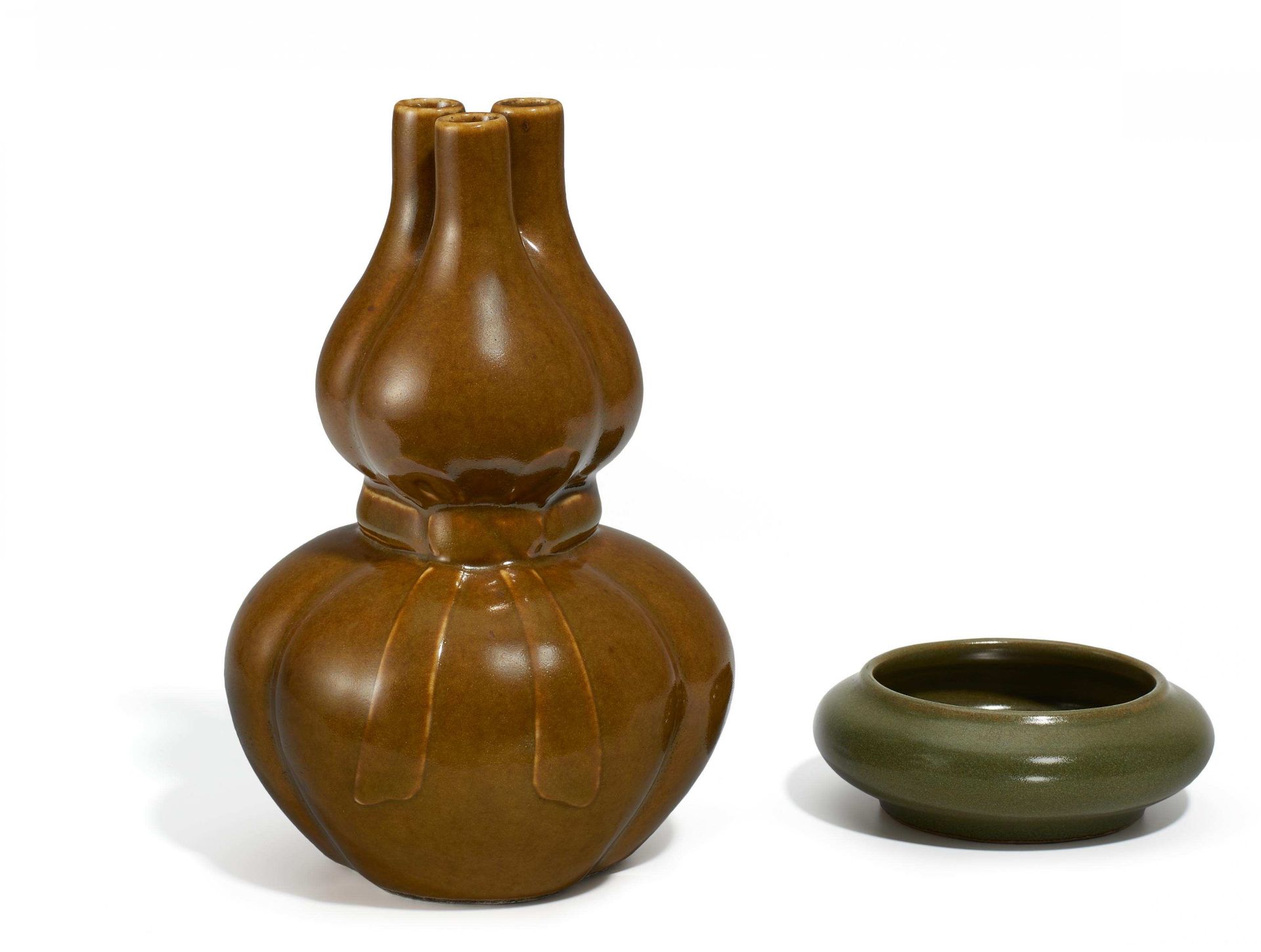GOURD VASE. China. Qing dynasty. 19th c. Porcelain, yellowish green tea dust glaze. Gourd vase