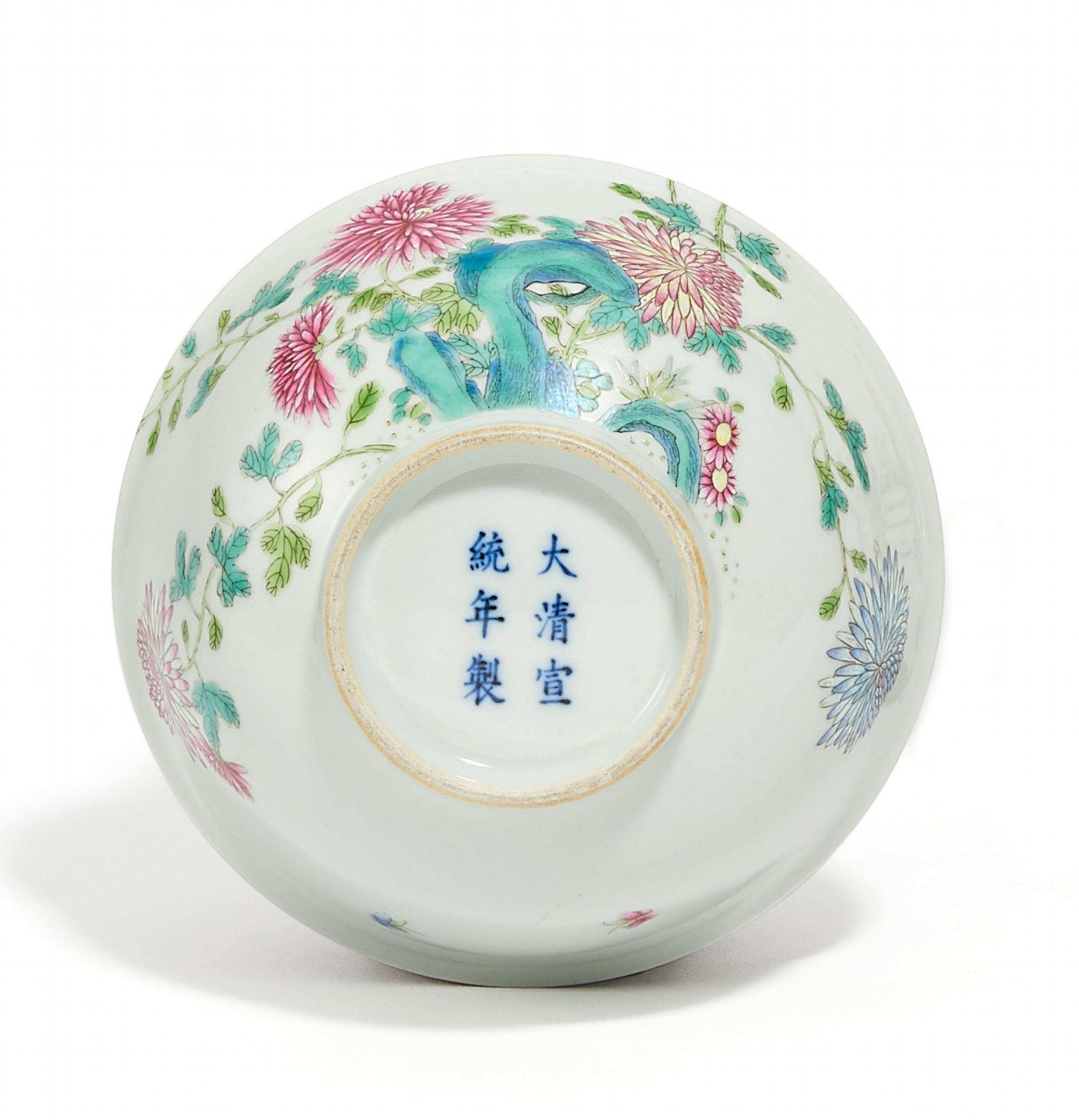 BOWL WITH CHRYSANTHEMUM. China. Qing dynasty or later. Porcelain, fine colored with famille rose.