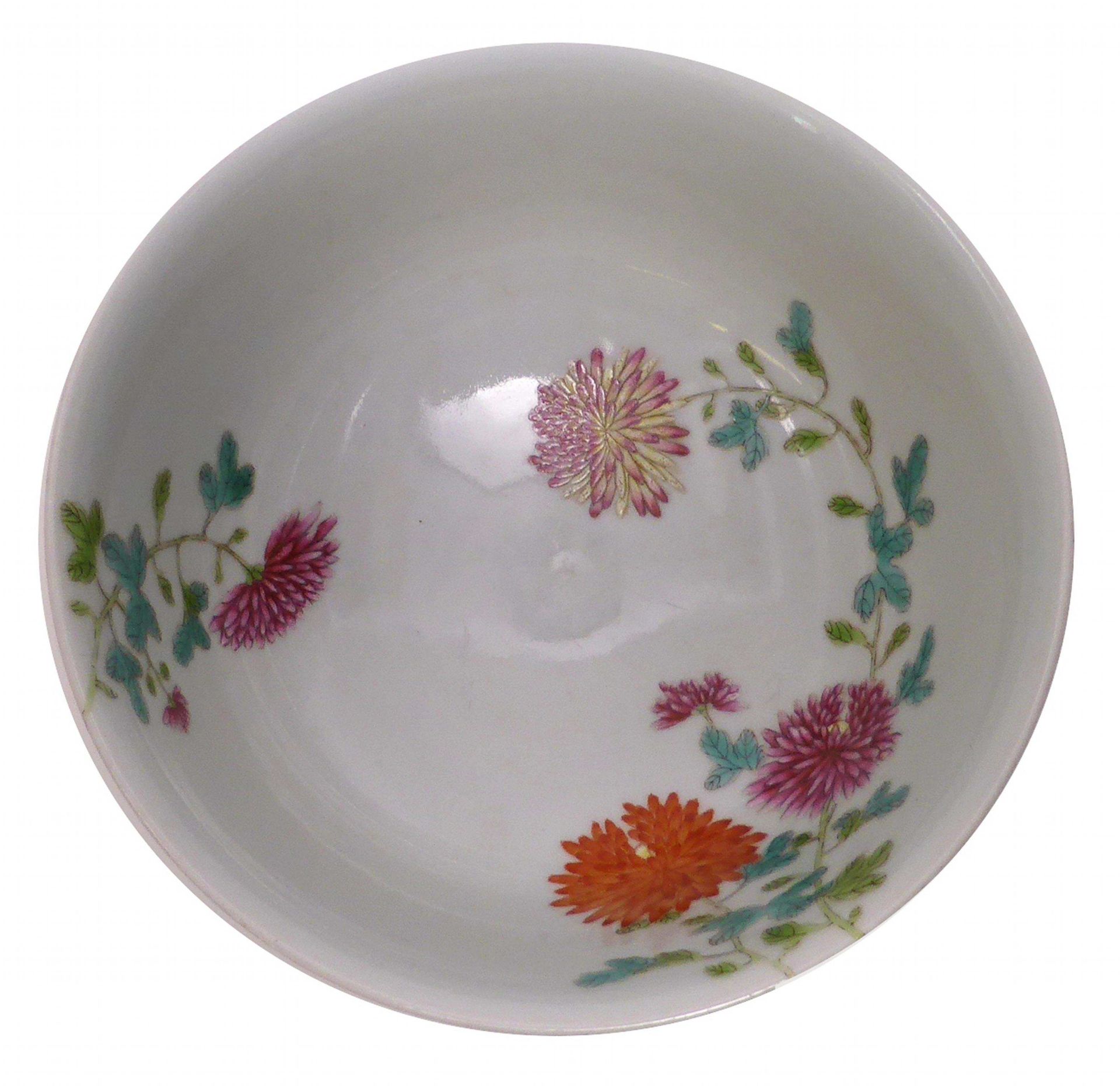 BOWL WITH CHRYSANTHEMUM. China. Qing dynasty or later. Porcelain, fine colored with famille rose. - Bild 3 aus 3