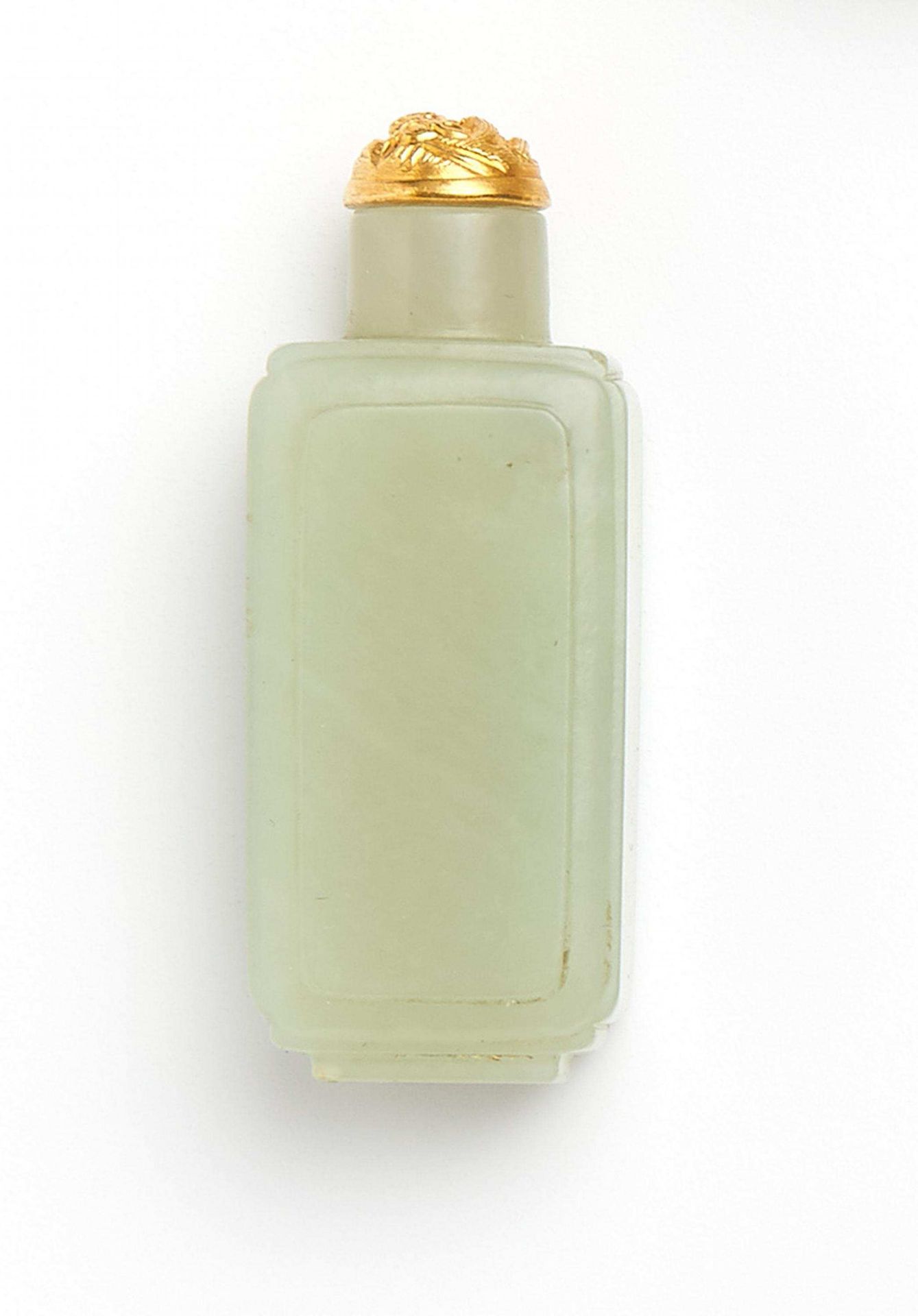 SNUFFBOTTLE IN SQUARE SHAPE. China. Middle Qing dynasty. Ca. 1740-1850. Light greyish green,