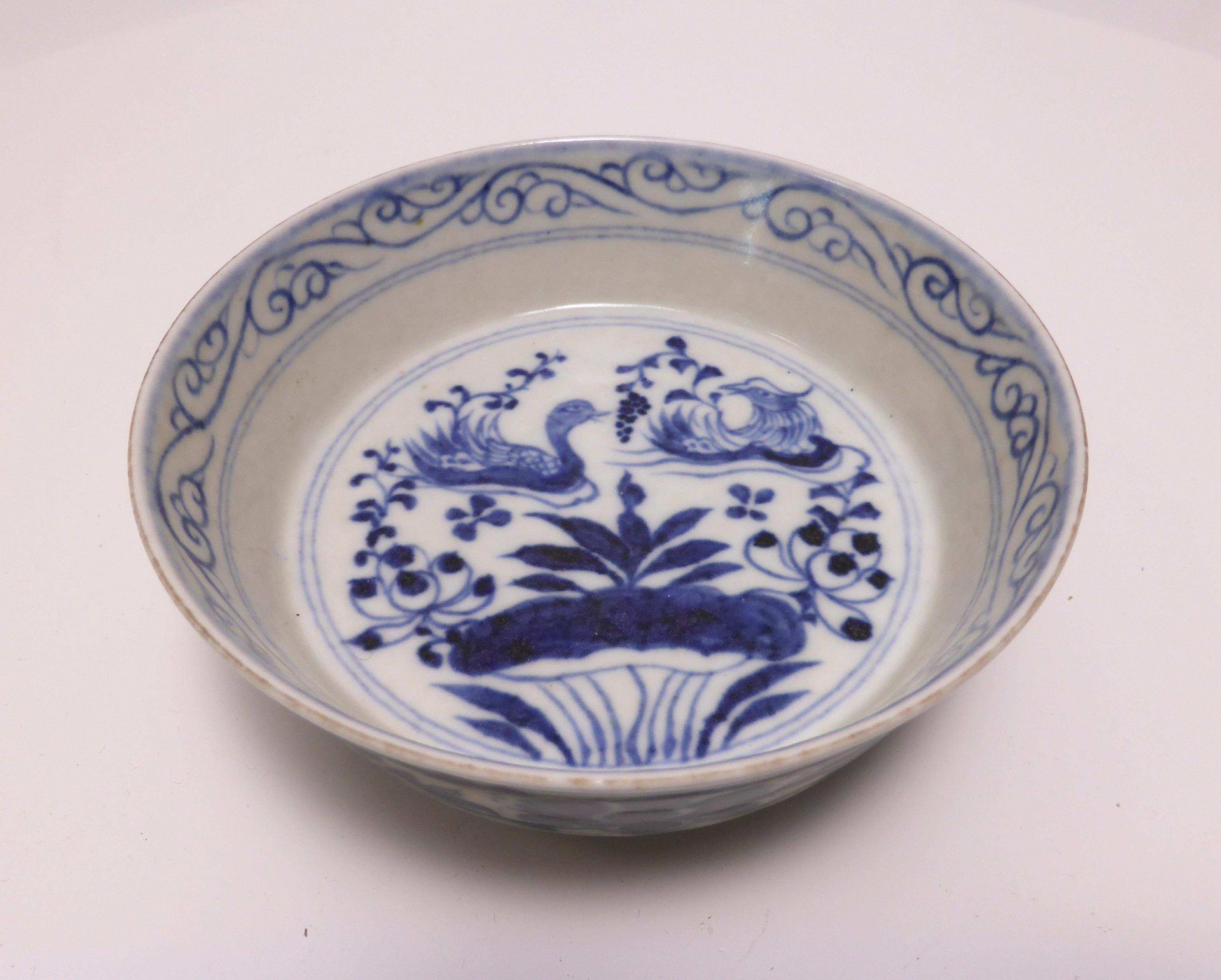 BIG BLUE WHITE BOWL. China. Ming- to Qing-Dynasty. Transitional. 17th c. Porcelain, colored under - Bild 3 aus 3