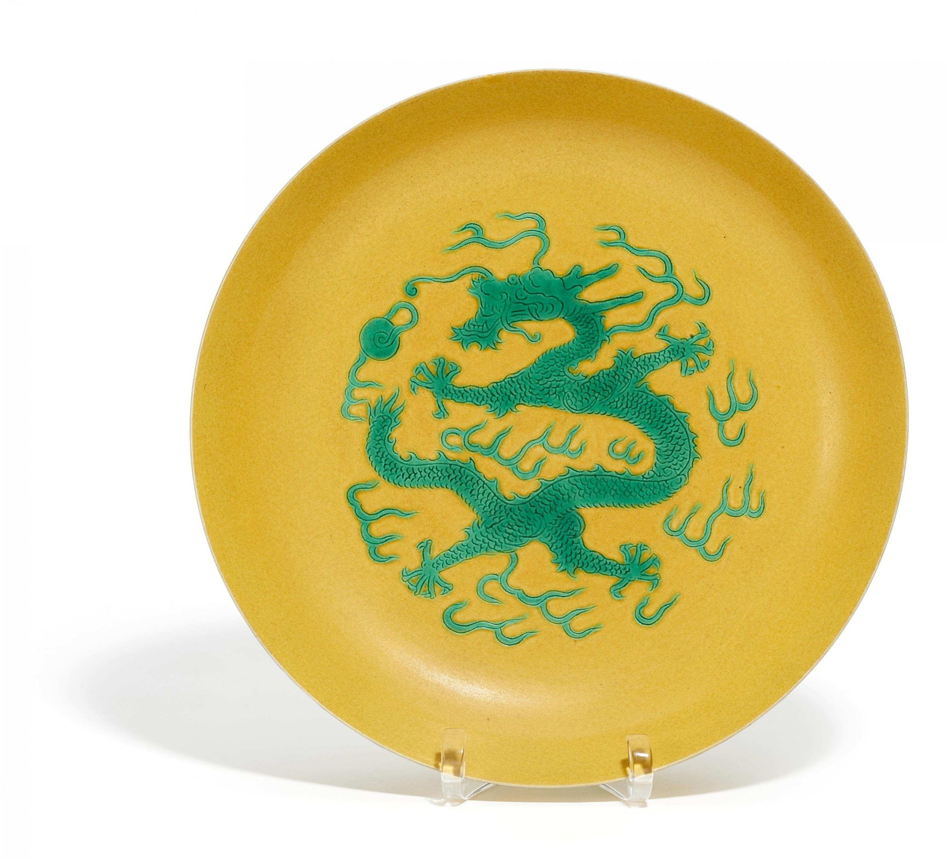 YELLOW PLATE WITH FIVE CLAWED DRAGONS. China. Qing dynasty. Prob. Guangxu period (1874-1908) or