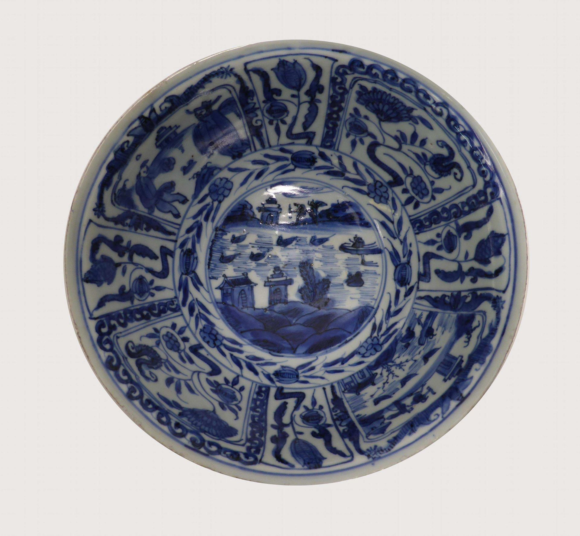 BIG BLUE WHITE BOWL. China. Ming- to Qing-Dynasty. Transitional. 17th c. Porcelain, colored under - Bild 2 aus 3