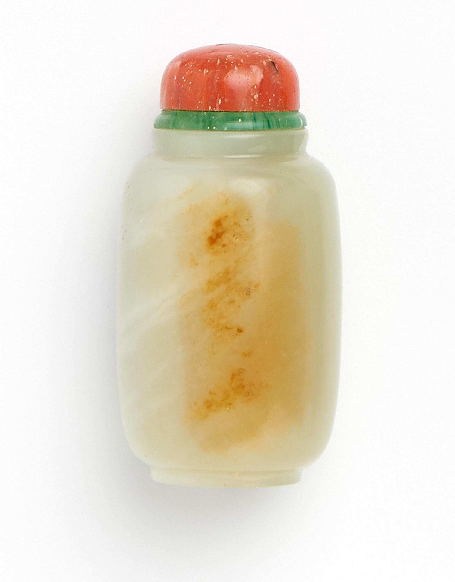 SNUFFBOTTLE IN LITERATI STYLE. China. Qing dynastie. 18th c. Light greyish white jade with a section