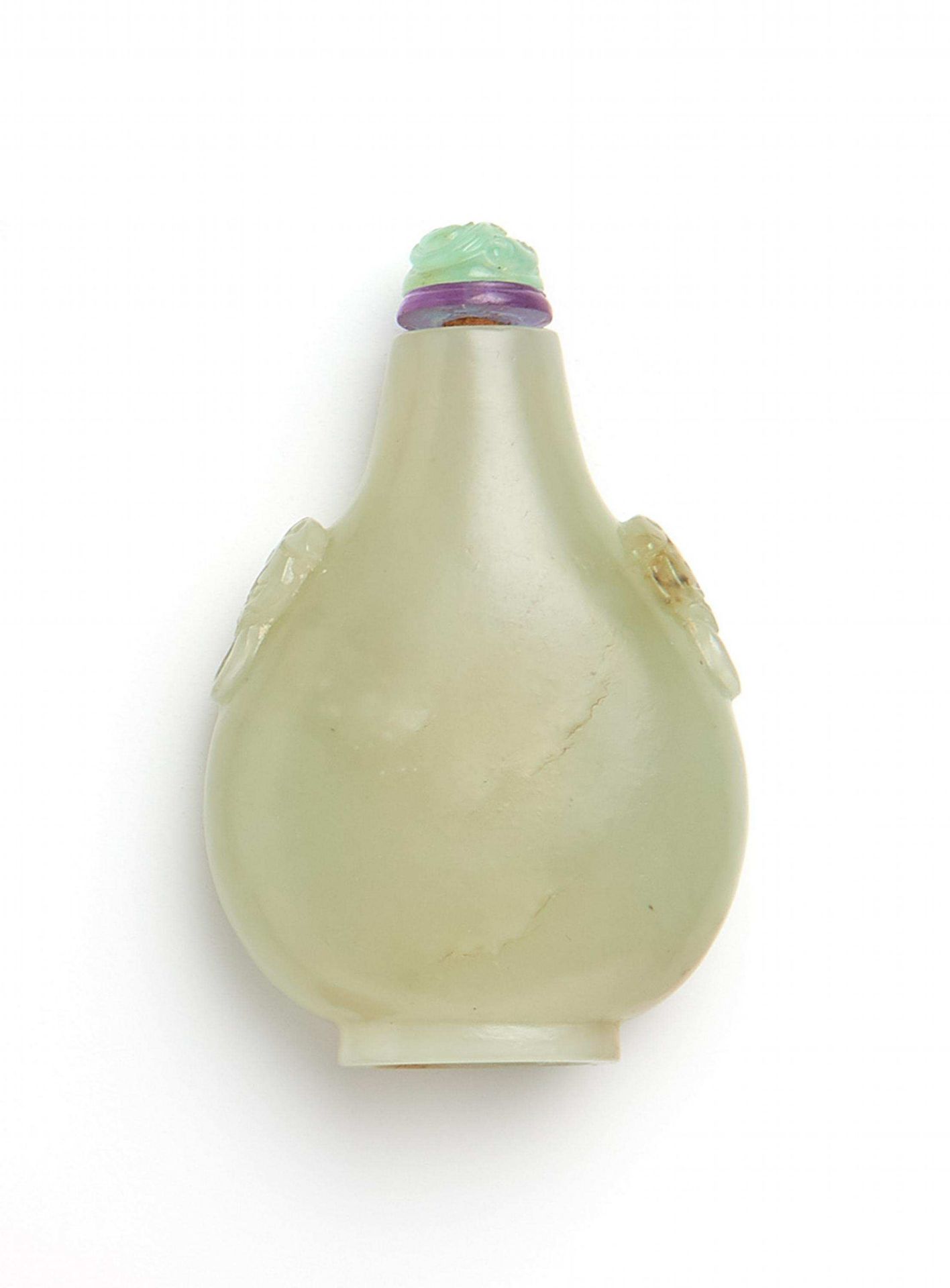 SNUFFBOTTLE IN THE SHAPE OF A VASE. China. Middle Qing dynasty. Ca. 1750-1850. Light grey-green