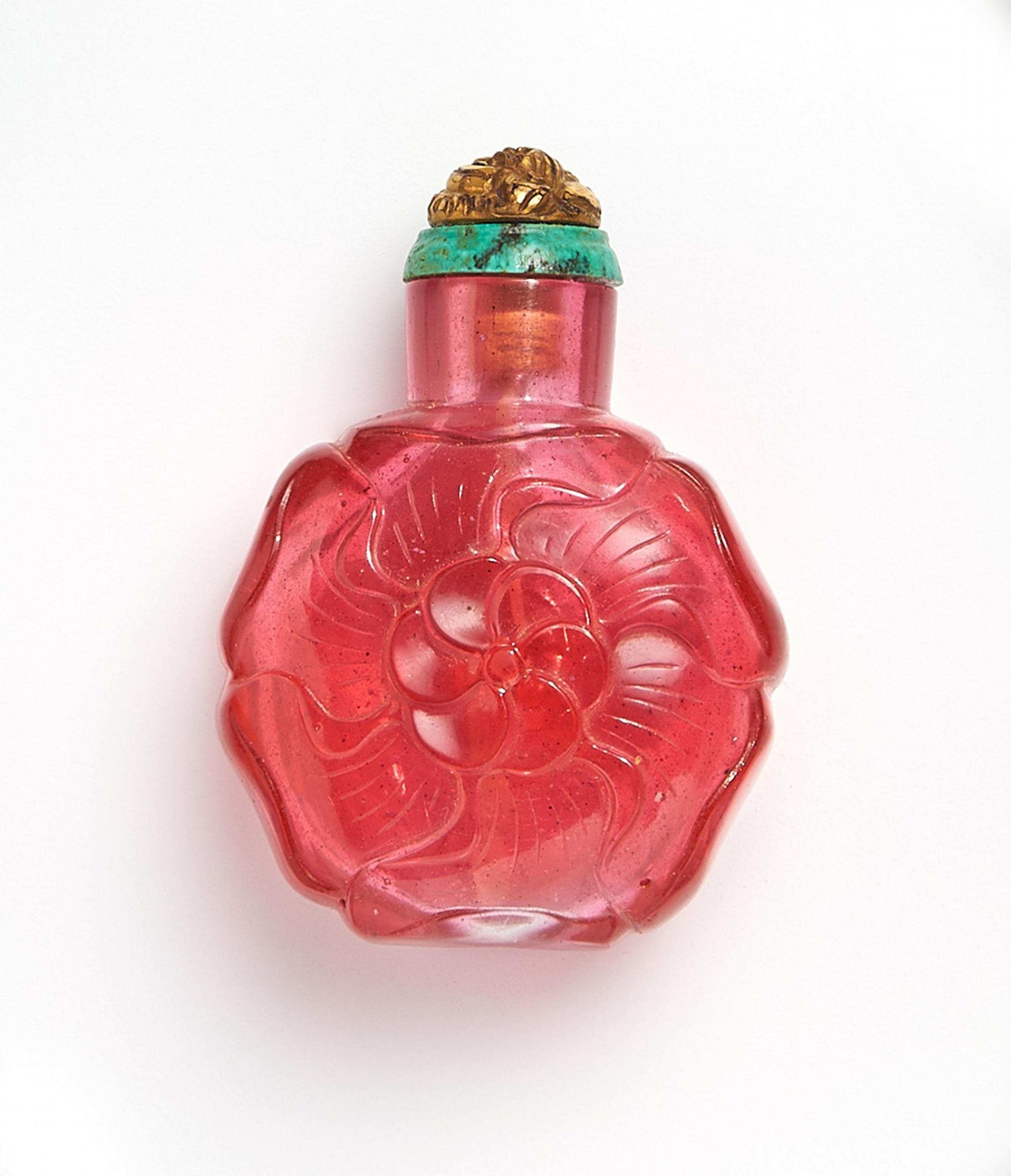 SNUFFBOTTLE WITH MALLOW-FLOWERS. China. Qing dynasty. Ca. 1800-1880. Transparent strawberry red