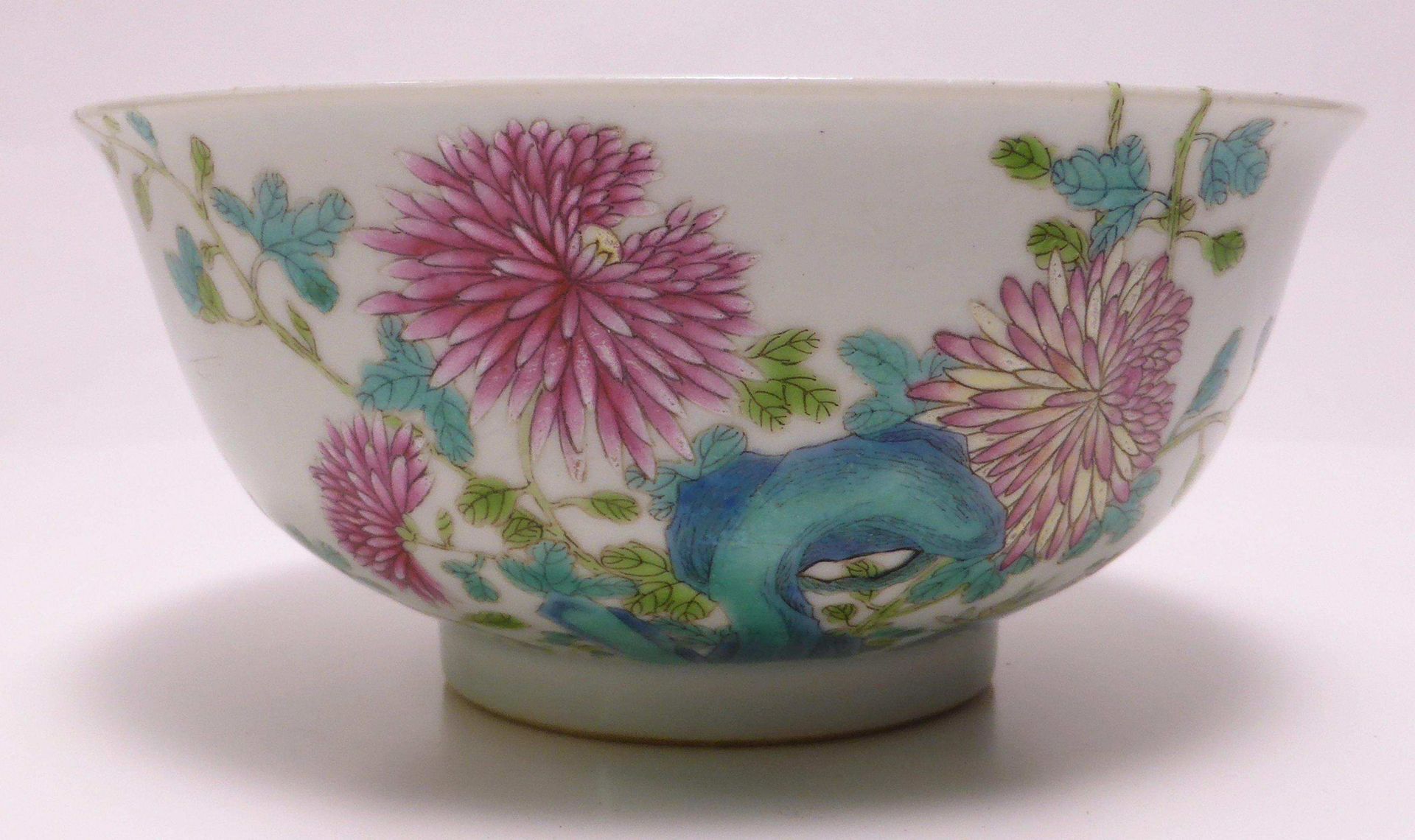 BOWL WITH CHRYSANTHEMUM. China. Qing dynasty or later. Porcelain, fine colored with famille rose. - Bild 2 aus 3