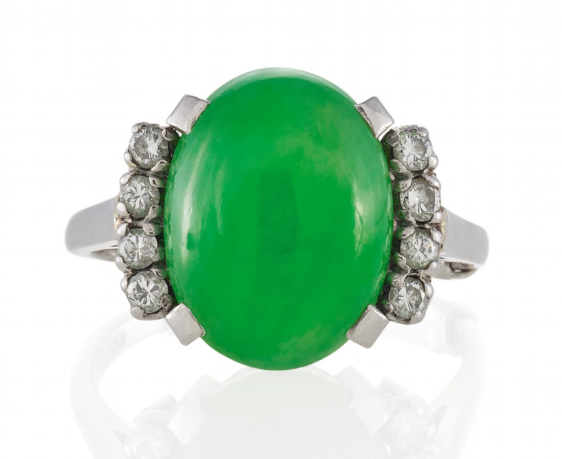 JADE-DIAMANT-RING. Asien, um 1960. 750/- Weißgold, Gesamtgewicht: 7,5g. EU-RM: 55,5. 16 Brillanten