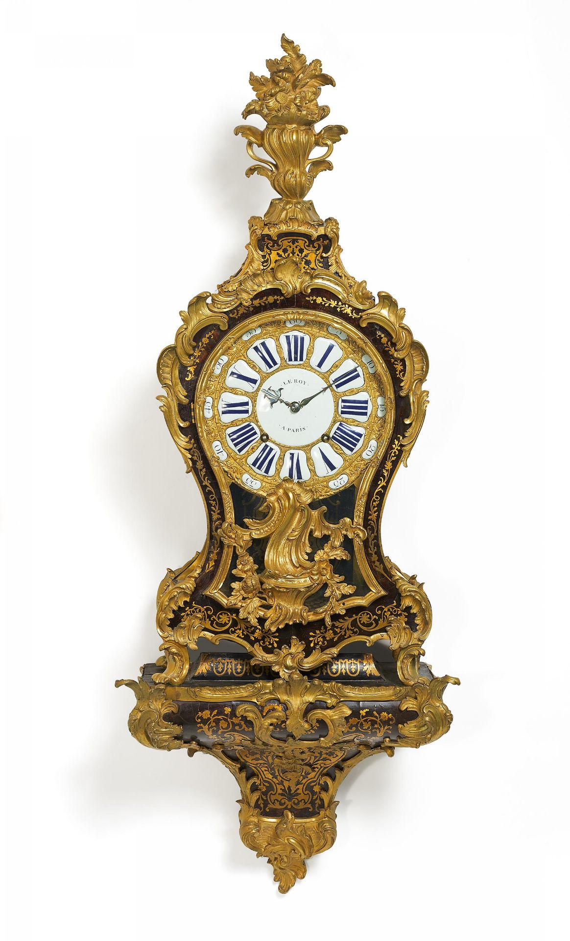 PENDULE AUF KONSOLE STYLE LOUIS XV. Paris. Wohl 19.Jh. Le Roy. Boulle-Technik Schildpatt und Messing