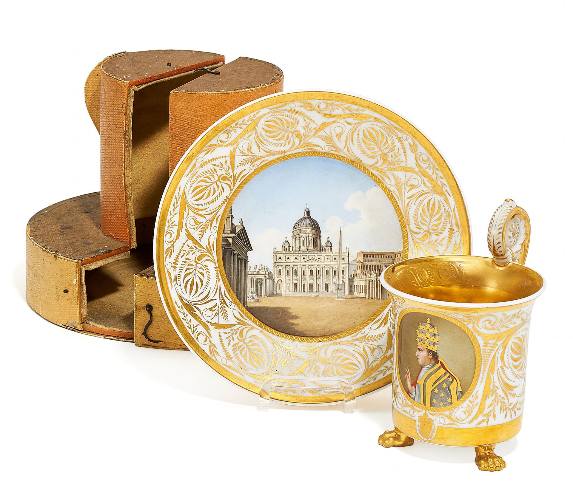 TASSE MIT BILDNIS PAPST LEO XII (1823-1829) UND UNTERTASSE MIT PETERSPLATZ. KPM. Berlin. 1823-