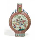 GROßE MONDFLASCHE. China. Qing-Dynastie. 19. Jh. Porzellan famille rose. Flachrunde Form mit