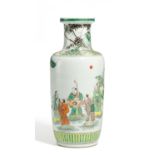 ROULEAU-VASE MIT UNSTERBLICHEN. China. 19./20. Jh. Porzellan, bemalt in den Farben der famille verte