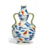 DOPPELKÜRBIS-VASE MIT RUYI-HENKELN. China. Qing-Dynastie oder später. Porzellan, fein bemalt in