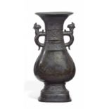 GROßE HU-VASE. China. Song-Dynastie. 13. Jh. Bronze mit dunkler, teils reliefierter Patina,