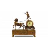 vuurvergulde pendule Franse verguld bronzen empire pendule met voorstelling van putto op paard-en-