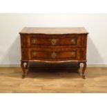 Duitse gefineerde commode met inlegwerk Duitse noten gefineerde commode met gecontourneerd blad, 2