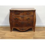 Italiaanse commode Italiaanse noten commode met gecontourneerde rand, gebogen front waarin 3 laden