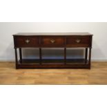 Engelse eiken sidetable Engelse eiken dresser met 3 laden versierd met bronzen grepen rustend op