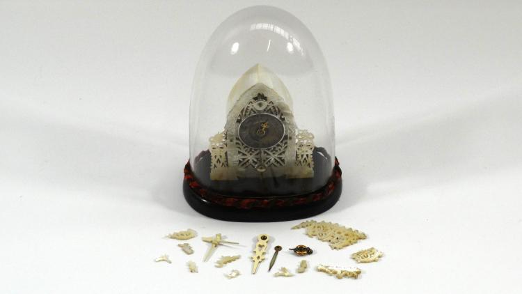 miniatuur klokje miniatuur pendule onder stolp, voorzien van ajourgezaagde parelmoer behuizing in de