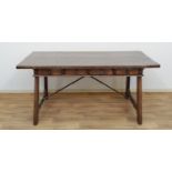 Spaanse tafel Spaanse kastanjehouten tafel met rechthoekig blad waaronder 4 laden, rustend op