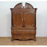 eiken kabinet, circa 1800 Fries eiken kabinet met timpaanvormige kap versierd met guirlandes en