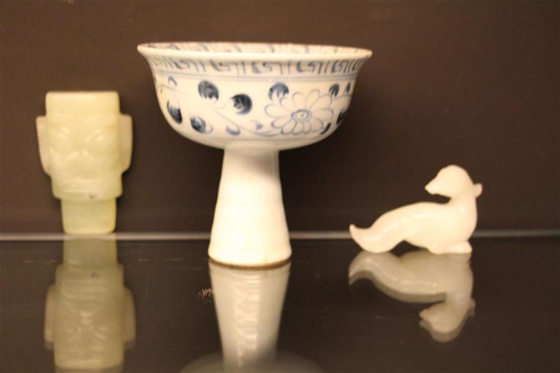 Porseleinen stemcup en twee jade sculpturen. - Bild 2 aus 2