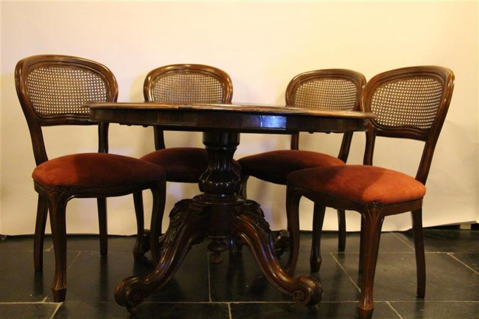 Set van vier notenhouten eetkamerstoelen. Toegevoegd Biedermeier eetkamertafel.