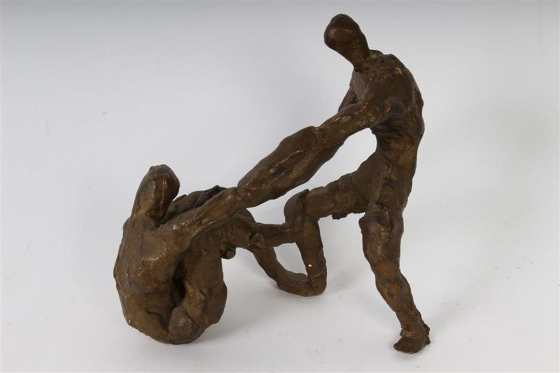 Bronzen beeldengroepje 'de helpende hand'.