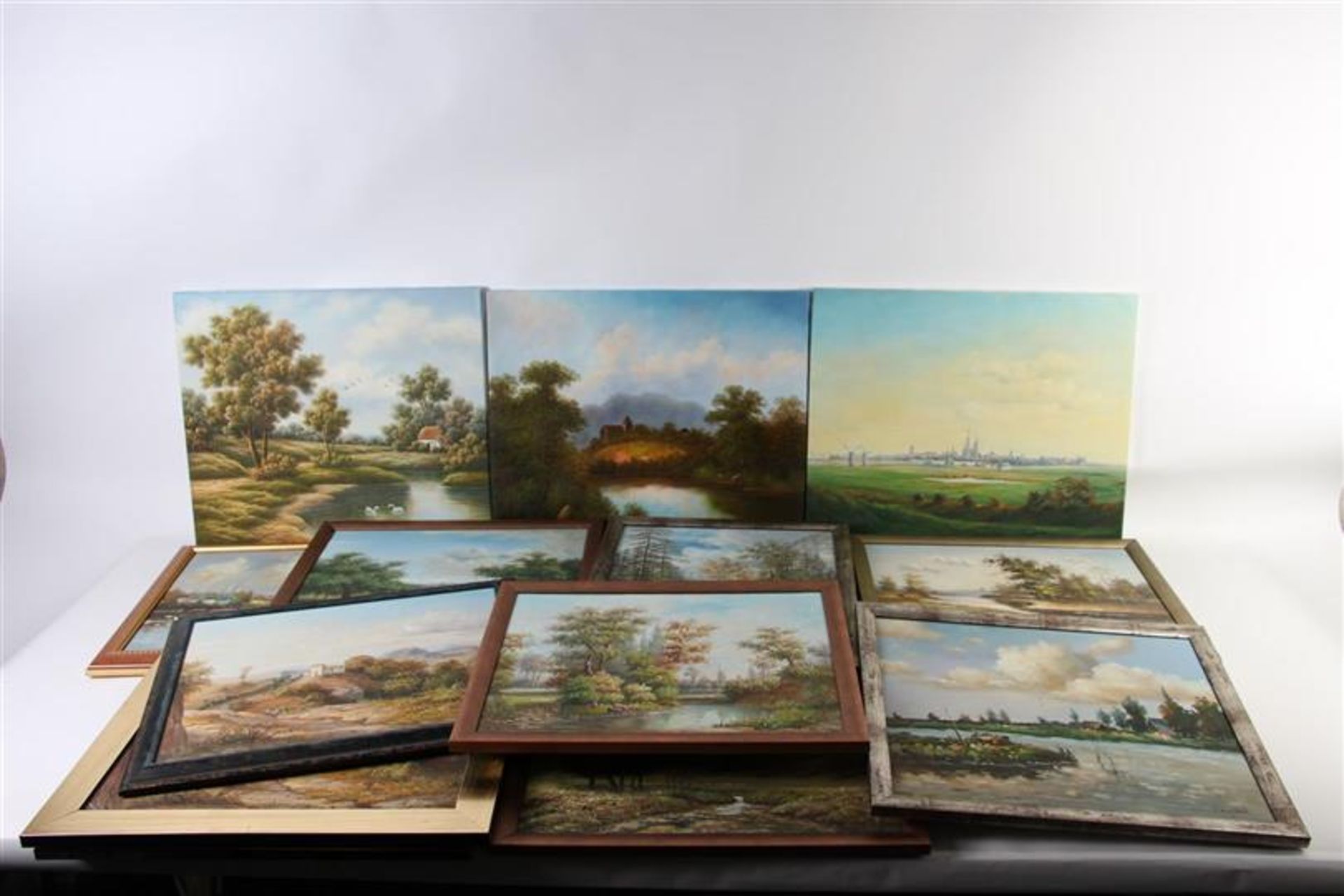 Verzameling van 15 landschapsschilderijen.