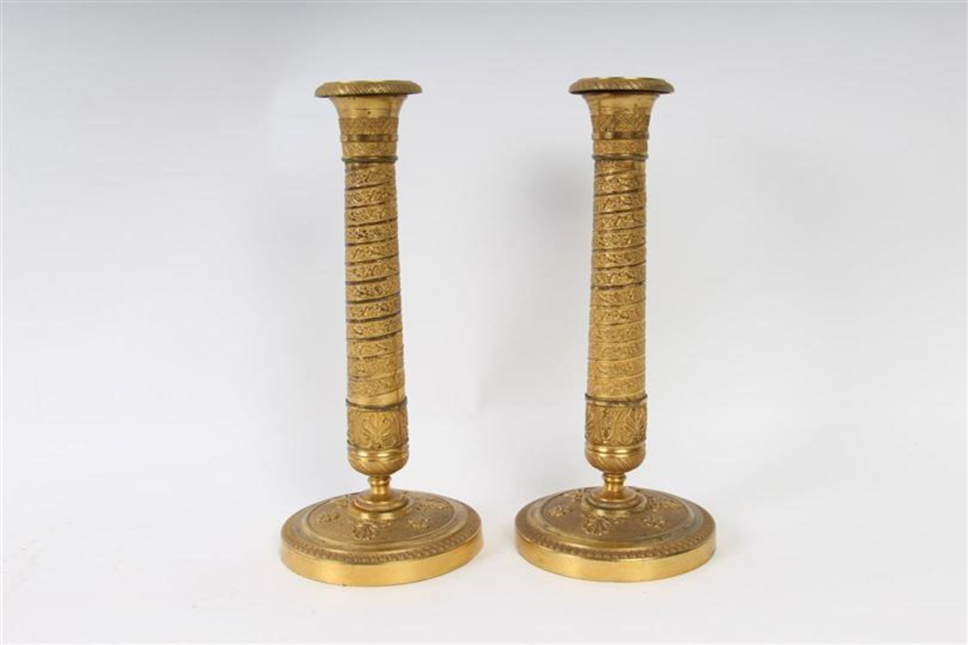 Stel vuurvergulde brozen kandelaars, Frankrijk, Empire. H: 23 cm.