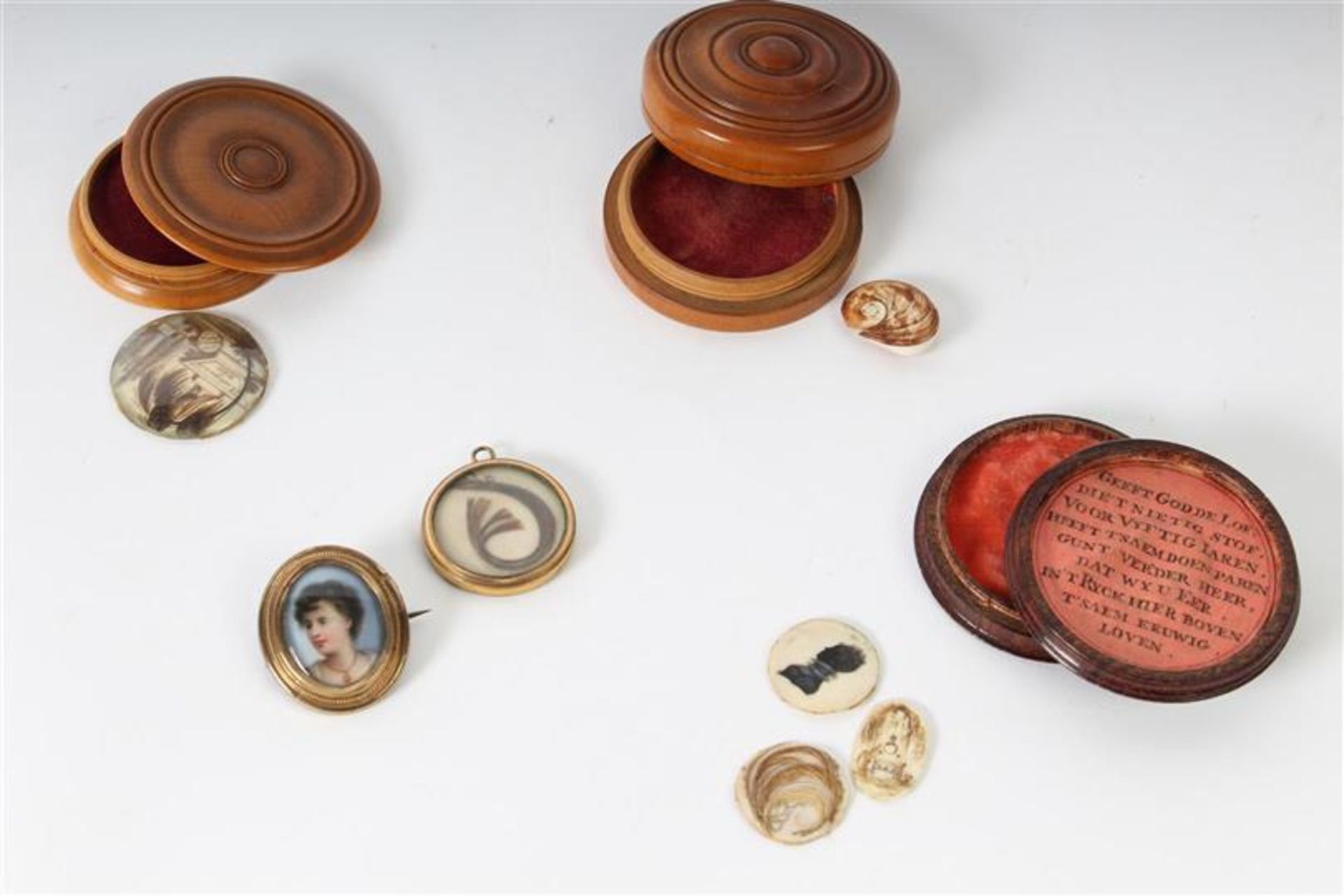 Divers w.o. ronde houten doosjes met diverse portretminiaturen.