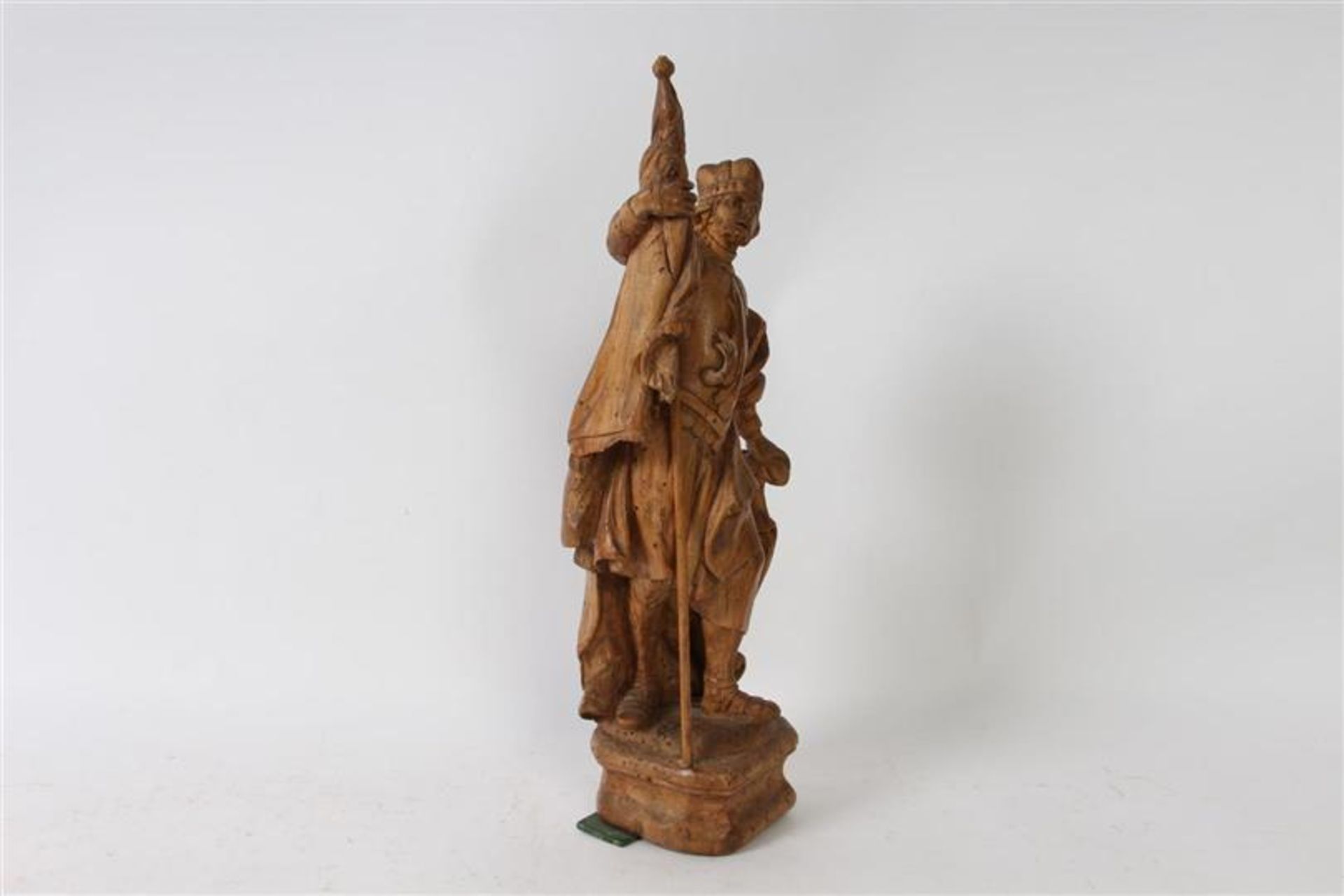Houten sculptuur van een man met vaandel en wapenschild. - Bild 2 aus 5
