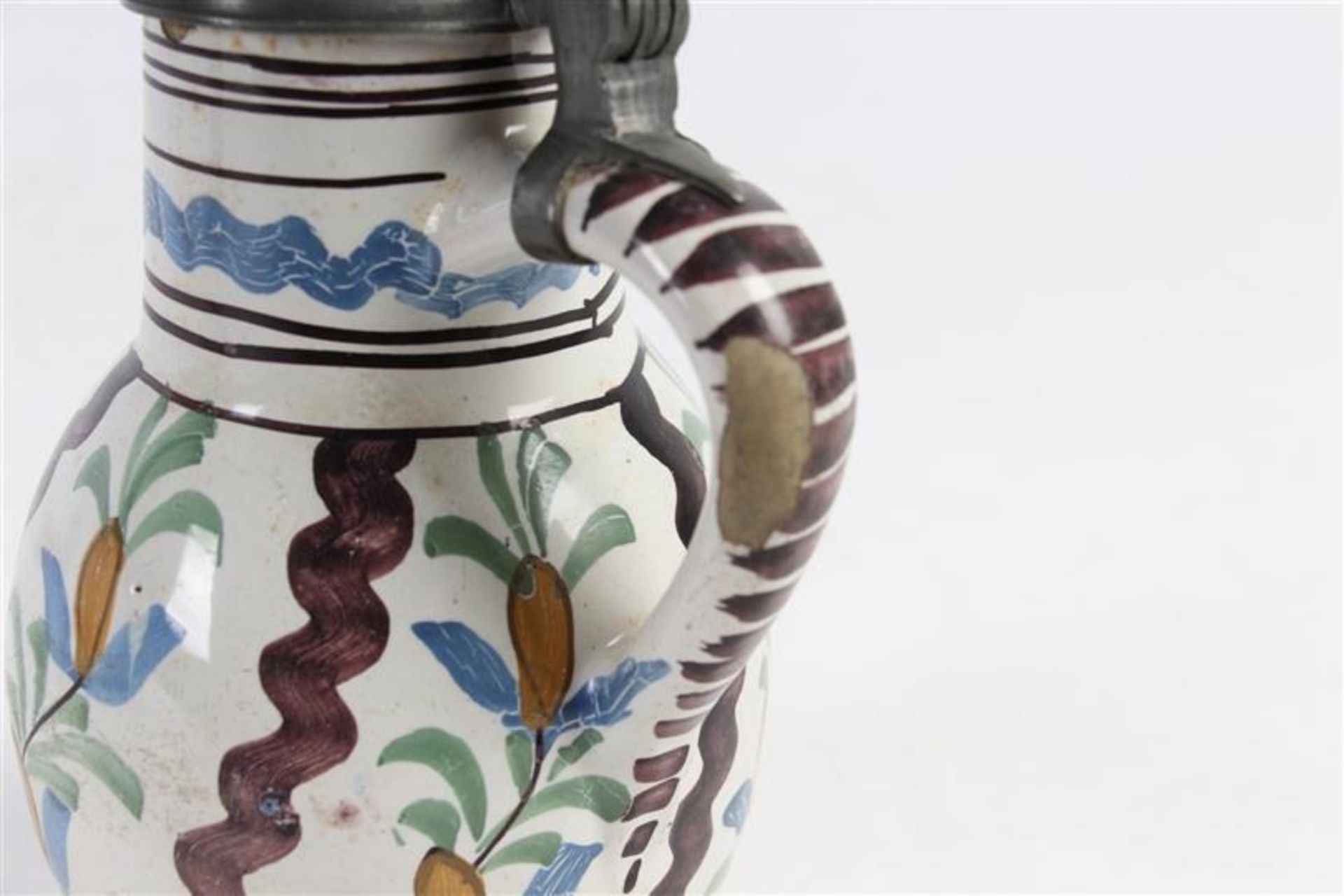 Twee kannen met tinnen montuur, 18e eeuw, een met Chinees decor, een met bloemendecor. - Bild 6 aus 6