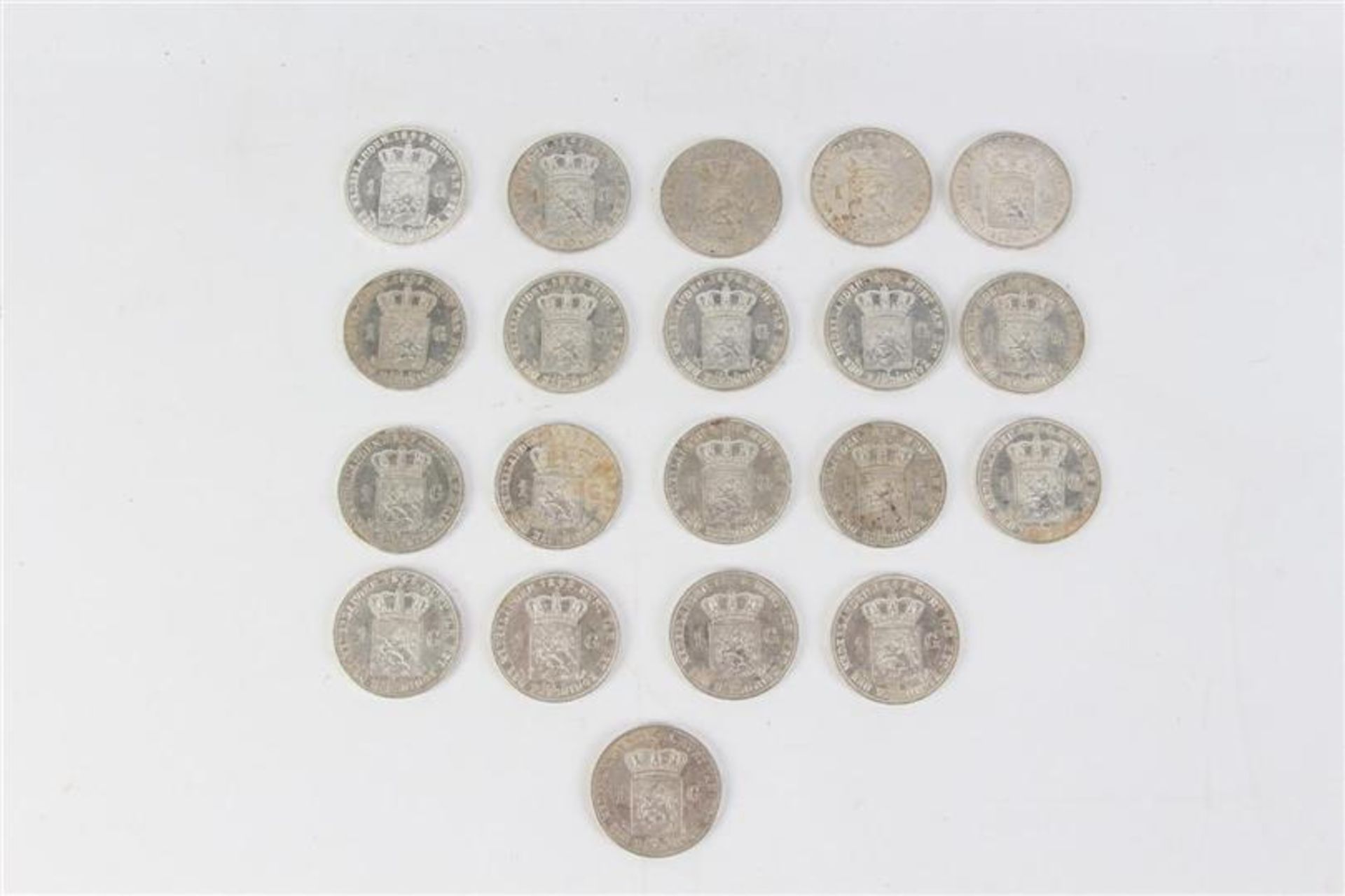Zilveren guldens Willem II: 4 stuks uit 1843 en 15 stuks uit 1848. Toegevoegd een Willem III - Bild 2 aus 4