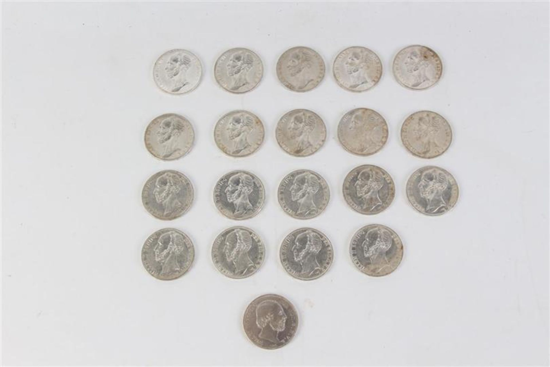 Zilveren guldens Willem II: 4 stuks uit 1843 en 15 stuks uit 1848. Toegevoegd een Willem III