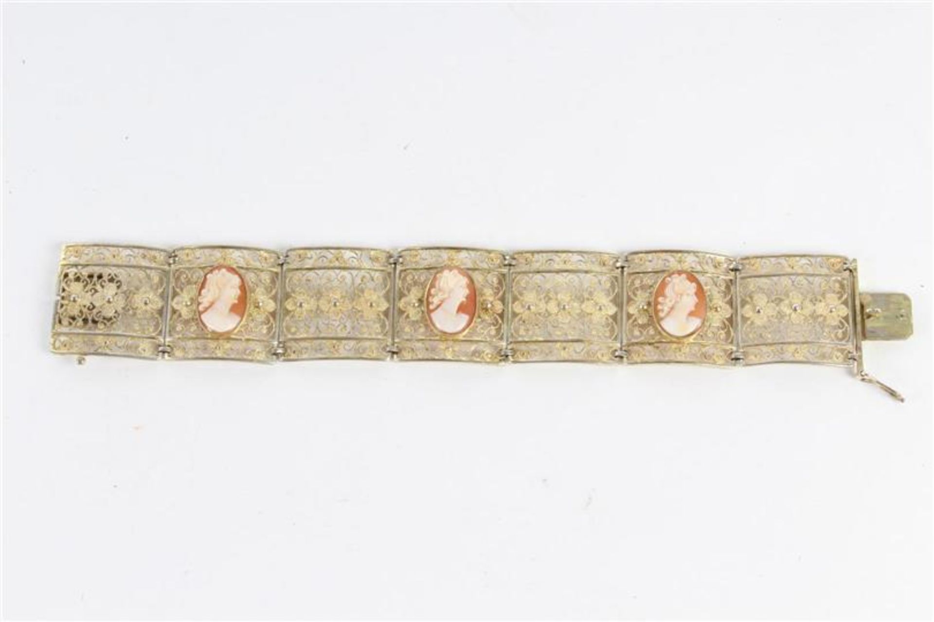 Filigrain zilveren armband met cameeën. Gewicht: 23.9 g.