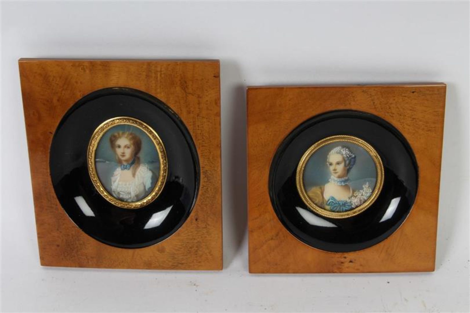 Twee miniatuurportretjes. HxB: 11 x 10.5 cm en 12.5 x 10.7cm.