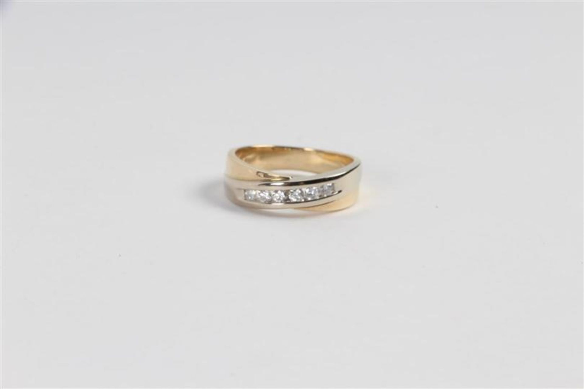 Bicolor gouden ring met briljantjes. Ringmaat: 18, Gewicht: 5.7 g.