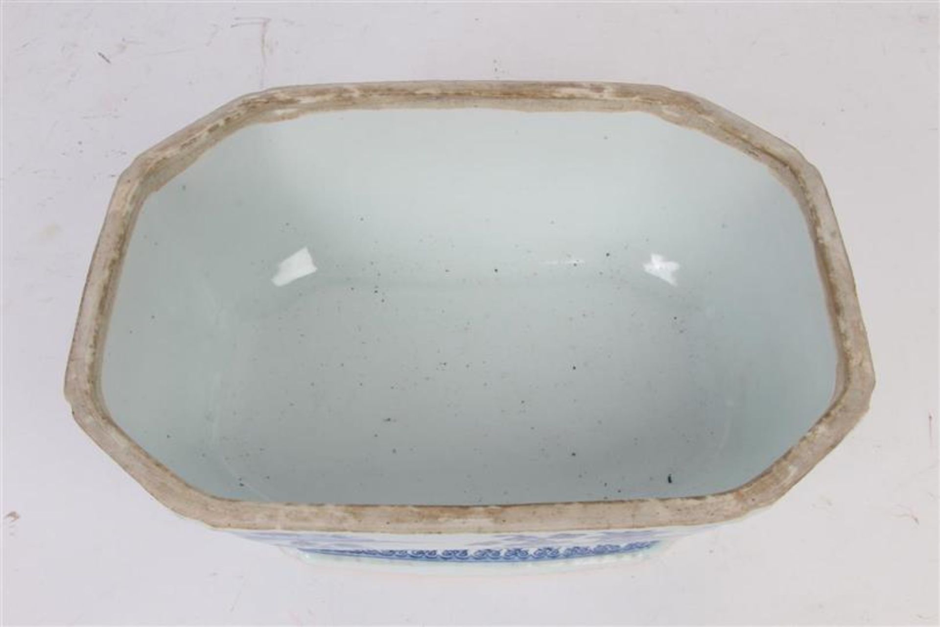 Porseleinen blauw witte terrine, met landelijk en geometrisch decor, vermoedelijk samengesteld. - Bild 7 aus 12