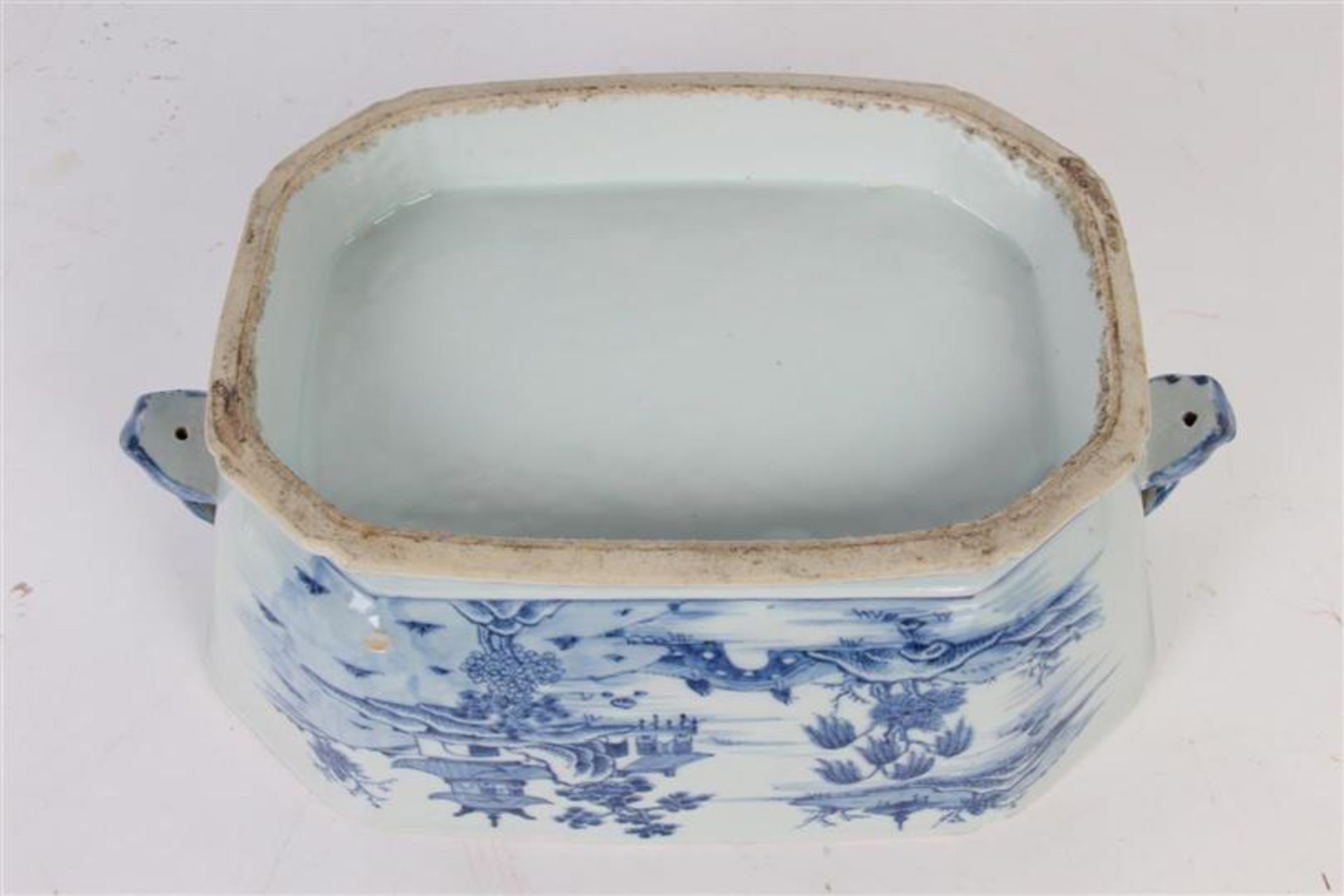 Porseleinen blauw witte terrine, met landelijk en geometrisch decor, vermoedelijk samengesteld. - Bild 8 aus 12