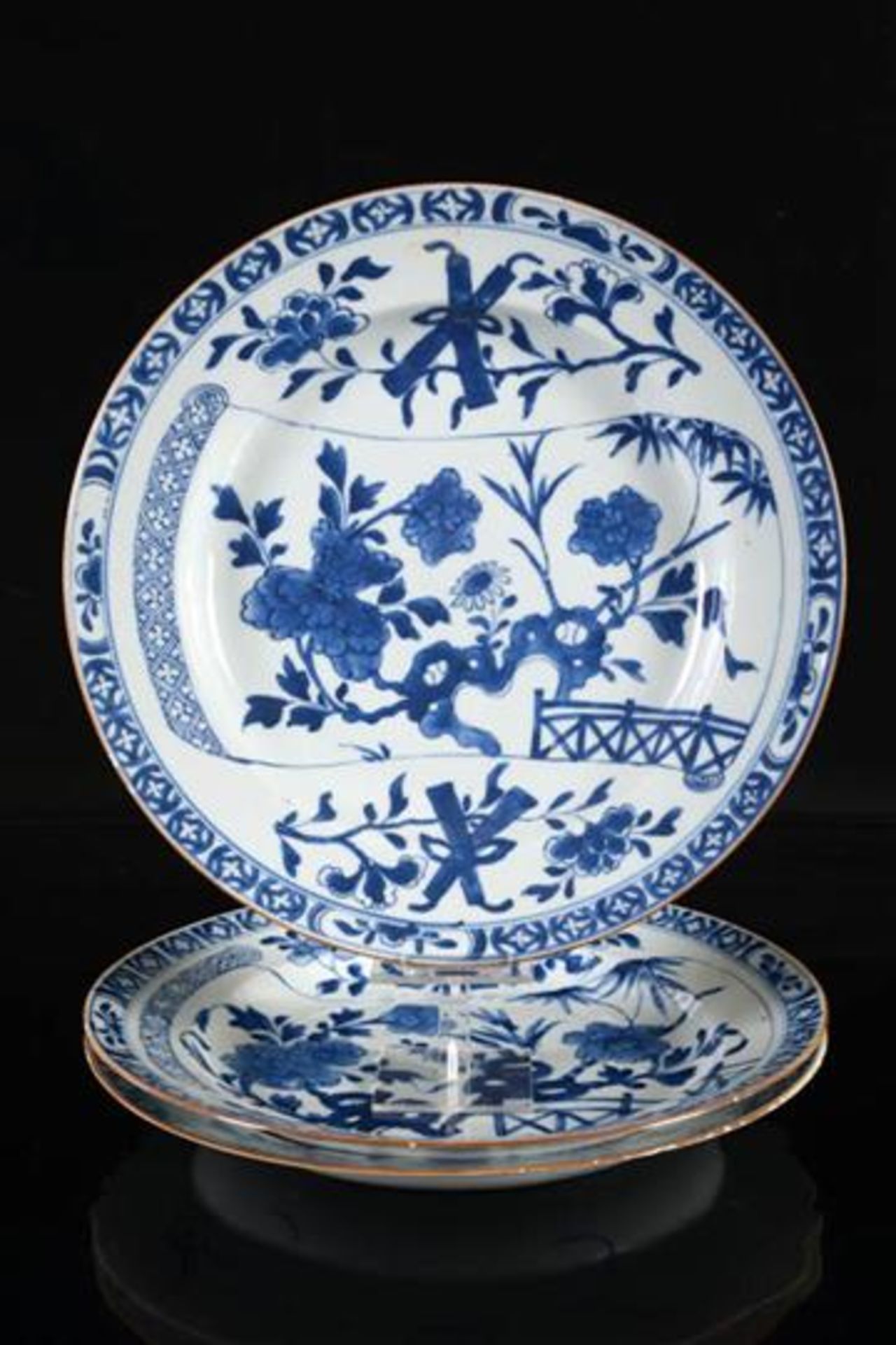 Serie van drie porseleinen borden met blauw banderol decor, Qianlong China. D: 28 cm.