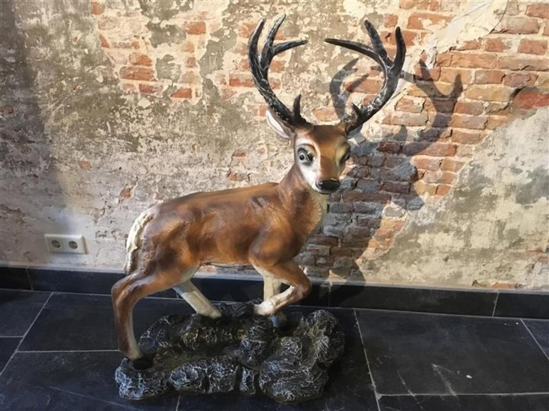 Beeld 'Bambi' van kunststof. HxBxD: 105 x 80 x 40 cm.