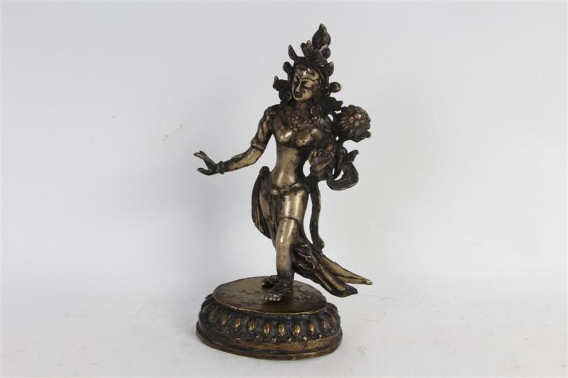 Brons met zilveren Boeddha, vroeg 20e eeuw met defect. H: 24 cm.