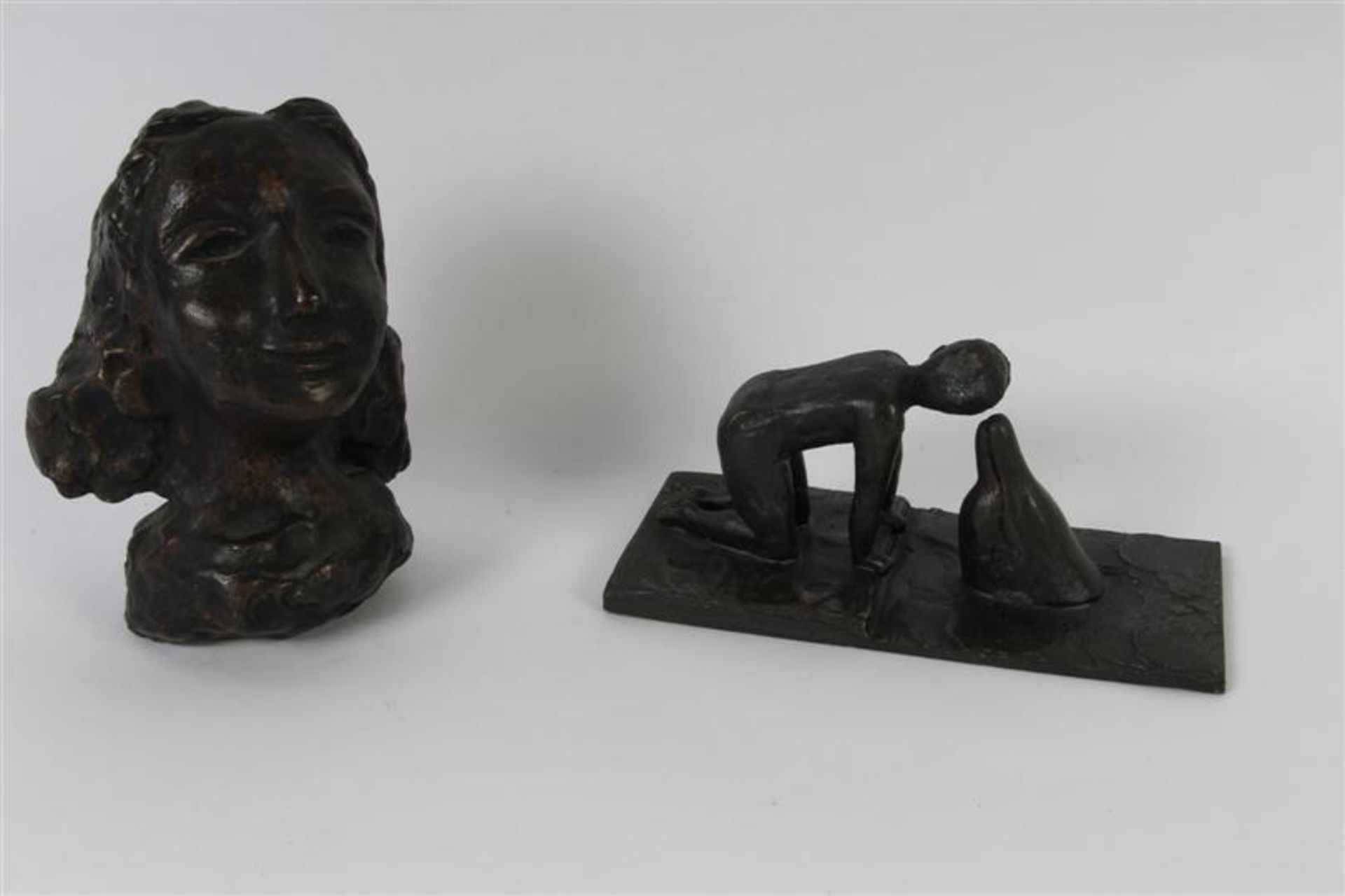 Twee bronsjes: 'Jongen met dolfijn' & 'Vrolijjke lach'.