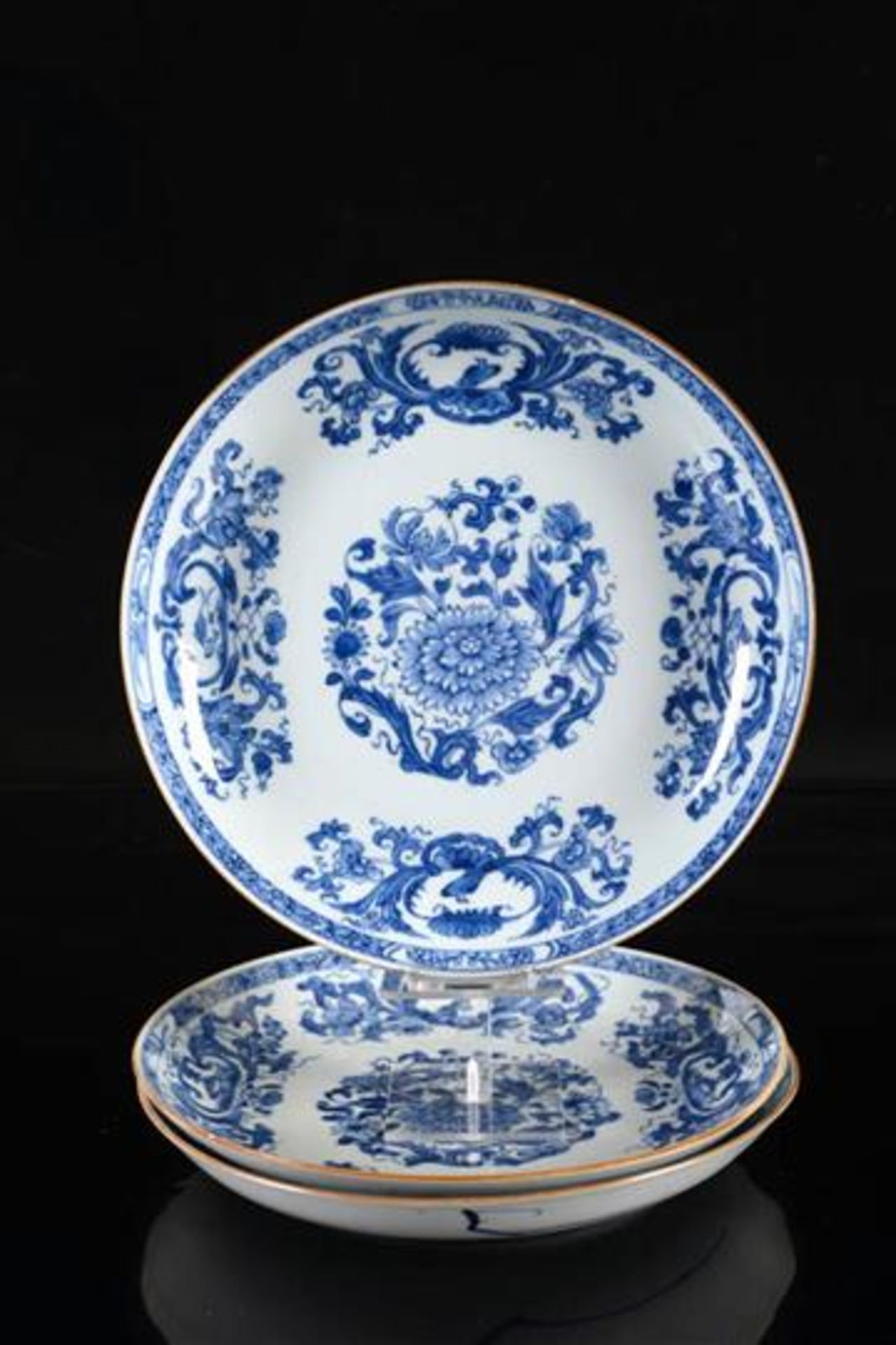 Set van drie porseleinen borden, met opstaande rand en blauw decor van bloemen, Qianlong China. D: