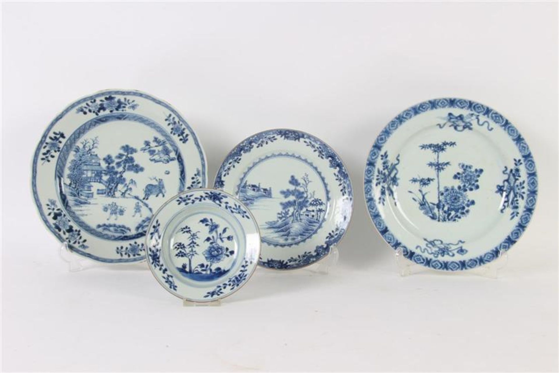Vier divers porseleinen borden/schoteltjes, China Qianlong 18e eeuw.